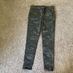 Camouflage skinny jeans